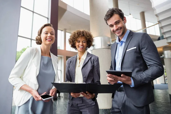 Dirigenti aziendali che tengono appunti e tablet digitale — Foto Stock