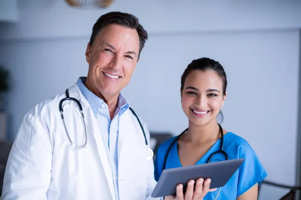 Retrato de médicos sorridentes usando tablet digital — Fotografia de Stock