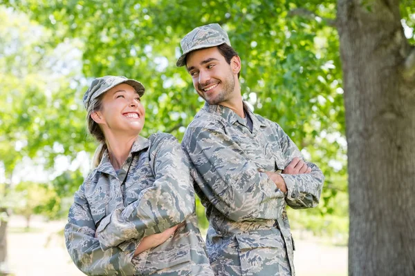 Militärpaar steht mit verschränkten Armen im Park — Stockfoto