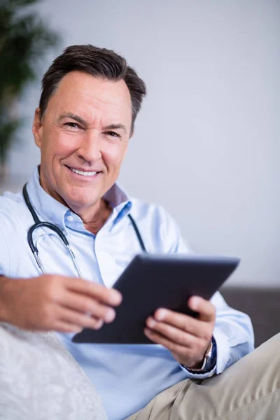 Portret lekarza przy użyciu cyfrowego tabletu — Zdjęcie stockowe
