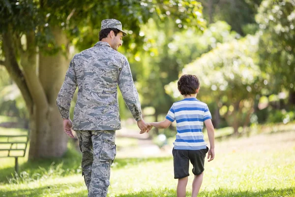 Soldado do exército caminhando com menino no parque — Fotografia de Stock