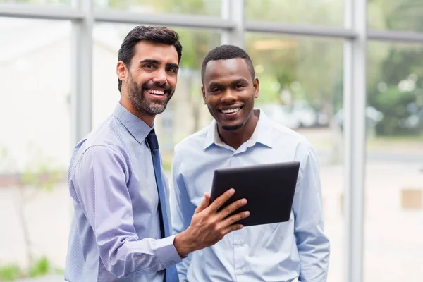 Ejecutivos de negocios sosteniendo tableta digital — Foto de Stock