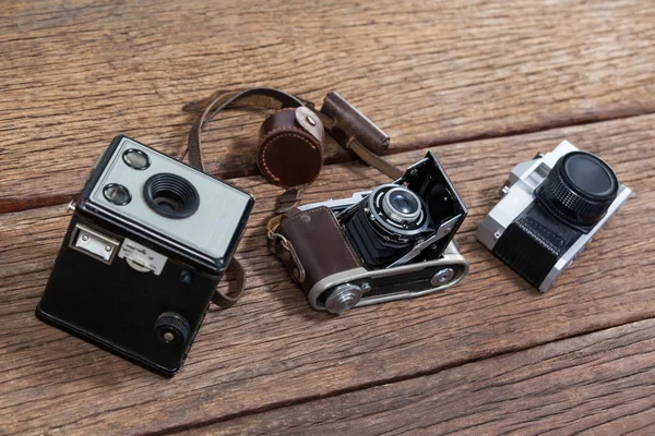 Close-up de câmeras à moda antiga na mesa — Fotografia de Stock