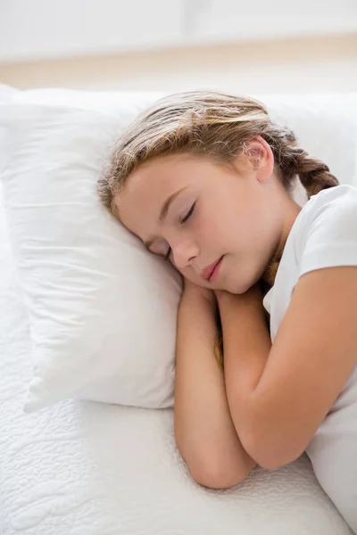 Söt flicka sover på sängen i sovrummet — Stockfoto