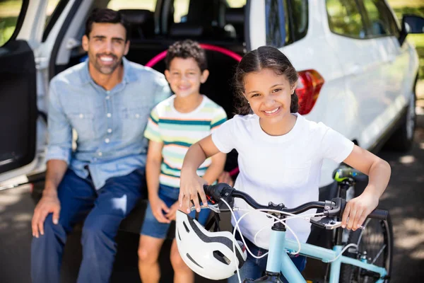 Porträt eines Vaters mit Sohn und Tochter, die Spaß im Park haben — Stockfoto