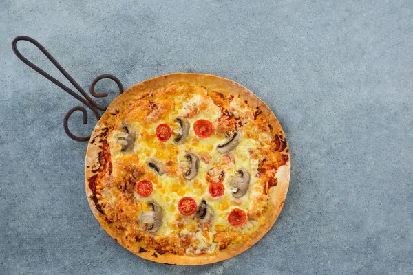 Italian pizza served in a pan — Stock Photo, Image