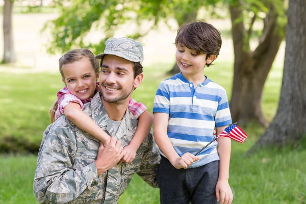 Счастливый солдат воссоединился с сыном и дочерью в парке — стоковое фото