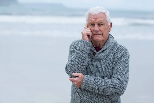 Porträtt av äldre man stående på stranden — Stockfoto