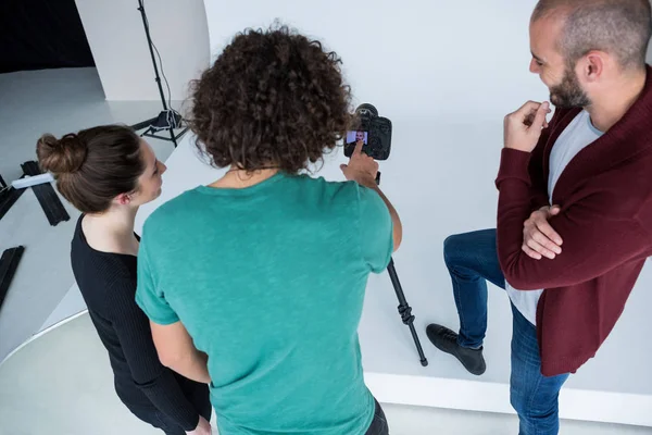 Photographe examinant les photos capturées — Photo