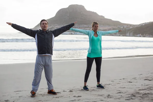 Mature couple doing stretching exercise — Stock Photo, Image