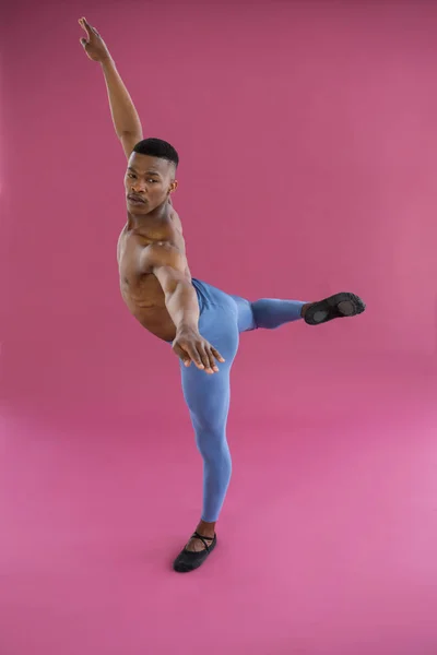 Bailarina practicando danza de ballet — Foto de Stock