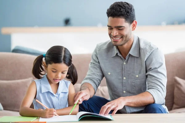 Padre ayudando a su hija a hacer su tarea —  Fotos de Stock