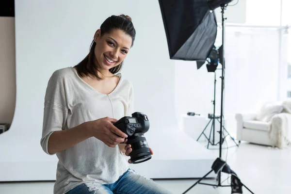 Portrait d'une photographe tenant un appareil photo numérique — Photo