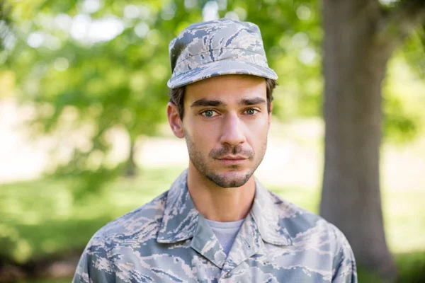 Portret żołnierz stoi w parku — Zdjęcie stockowe