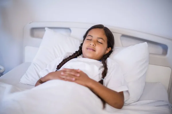 Syk jente som sover i senga – stockfoto