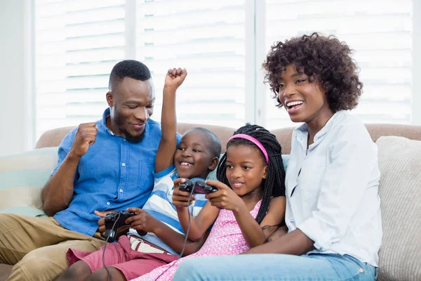 Família feliz jogando videogame — Fotografia de Stock