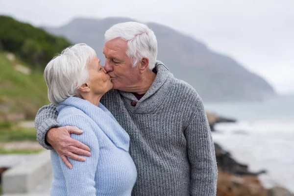 Senior man kissing senior woman — Stock Photo, Image