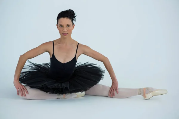 Retrato de bailarina practicando danza de ballet —  Fotos de Stock