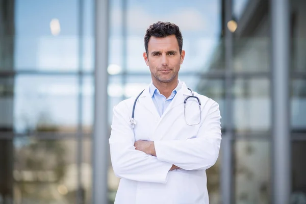 Doctor standing with arms crossed — Stock Photo, Image