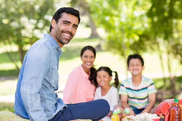 Lycklig familj njuta av tillsammans i park — Stockfoto
