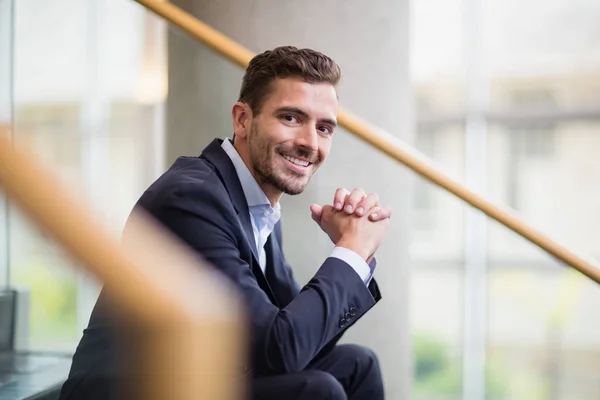 Uomo d'affari felice seduto su gradini — Foto Stock