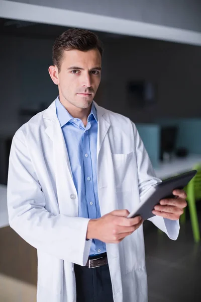 Portret lekarza przy użyciu cyfrowego tabletu — Zdjęcie stockowe