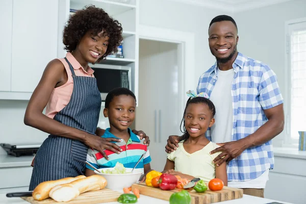 Genitori e bambini in piedi in cucina a casa — Foto Stock