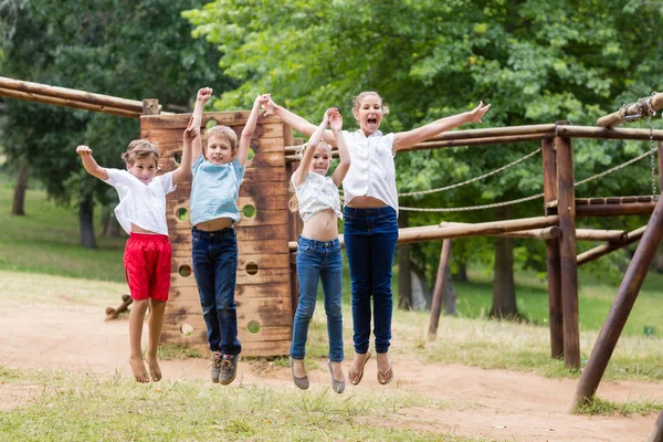 Дети веселятся вместе в парке — стоковое фото