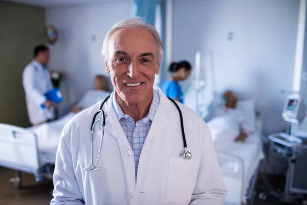 Retrato del médico masculino sonriendo en la sala — Foto de Stock