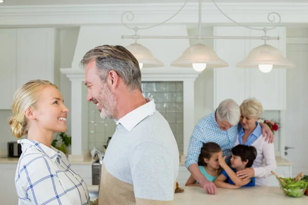 Pareja romántica mirando cara a cara en la cocina —  Fotos de Stock