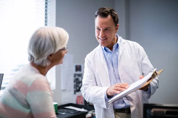 Läkare och senior patienten diskutera Urklipp — Stockfoto