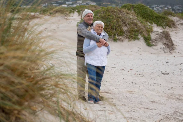 Couple sénior debout ensemble sur la plage — Photo