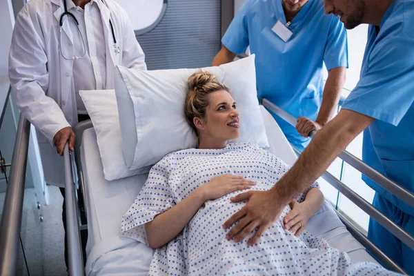 Team of doctors examining pregnant woman — Stock Photo, Image