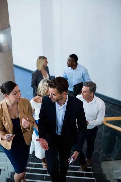 Dirigenti d'azienda che scendono le scale — Foto Stock