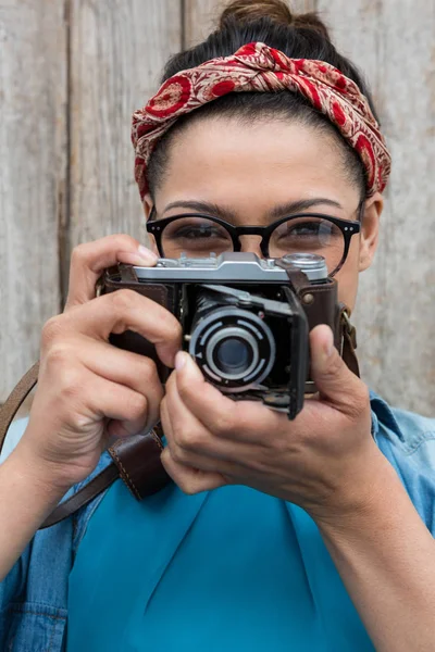 Fotograaf met oude ouderwetse camera — Stockfoto