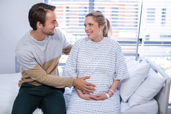 Uomo confortante donna incinta in reparto — Foto Stock