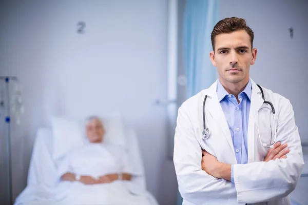 Ritratto di medico in piedi con le braccia incrociate — Foto Stock