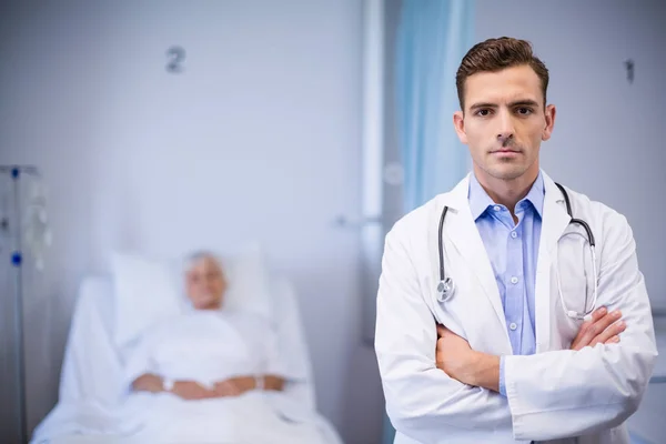 Retrato do médico de pé com os braços cruzados — Fotografia de Stock