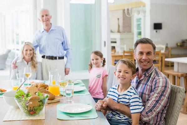 Multi-generationen familjen ha måltid på matsal bord hemma — Stockfoto