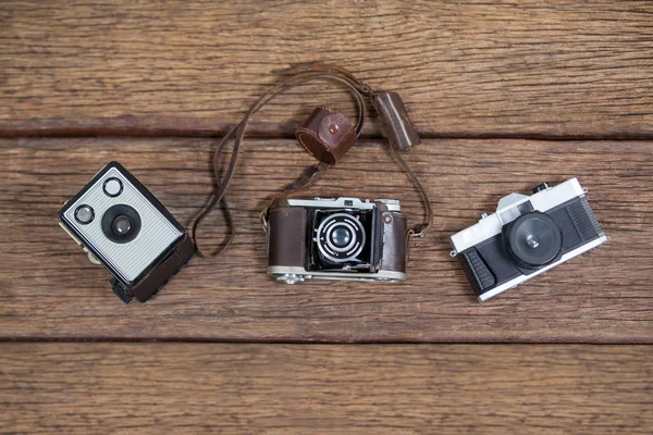 Yakın çekim eski kameralar masaya moda. — Stok fotoğraf