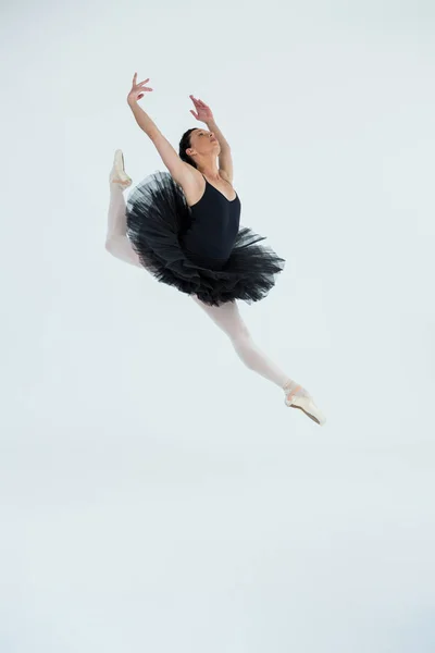 芭蕾舞女演员执业的芭蕾舞蹈 — 图库照片