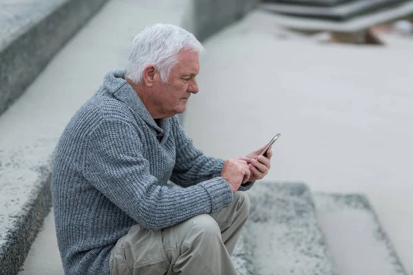 Hombre mayor utilizando el teléfono móvil —  Fotos de Stock