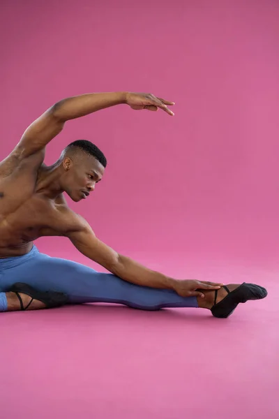 Bailarino praticando dança de balé — Fotografia de Stock