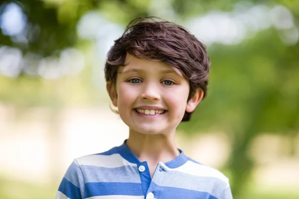 Retrato de menino sorrindo no parque — Fotografia de Stock