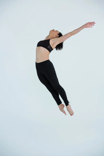 Danseuse pratiquant la danse contemporaine — Photo