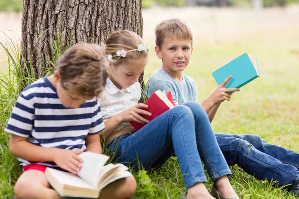 Enfants lisant des livres dans le parc — Photo