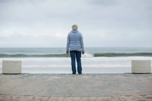 Vezető nő a strandon — Stock Fotó