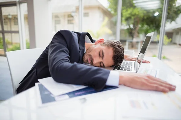 Müder Geschäftsmann ruht Kopf auf Schreibtisch — Stockfoto