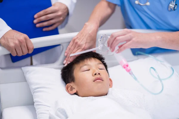 Dokter zetten een zuurstofmasker op patiënt — Stockfoto