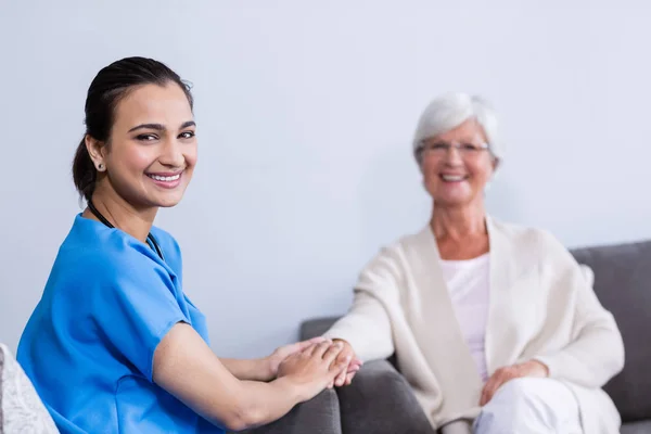 Retrato del médico consolando al paciente mayor — Foto de Stock